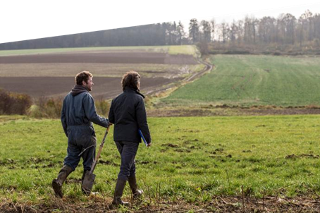 Guillaume se promène sur l'exploitation